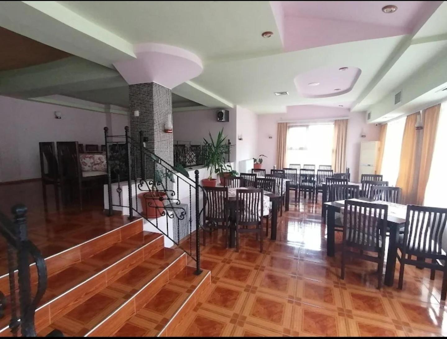 Хотел Галина Палас Srem Exterior foto